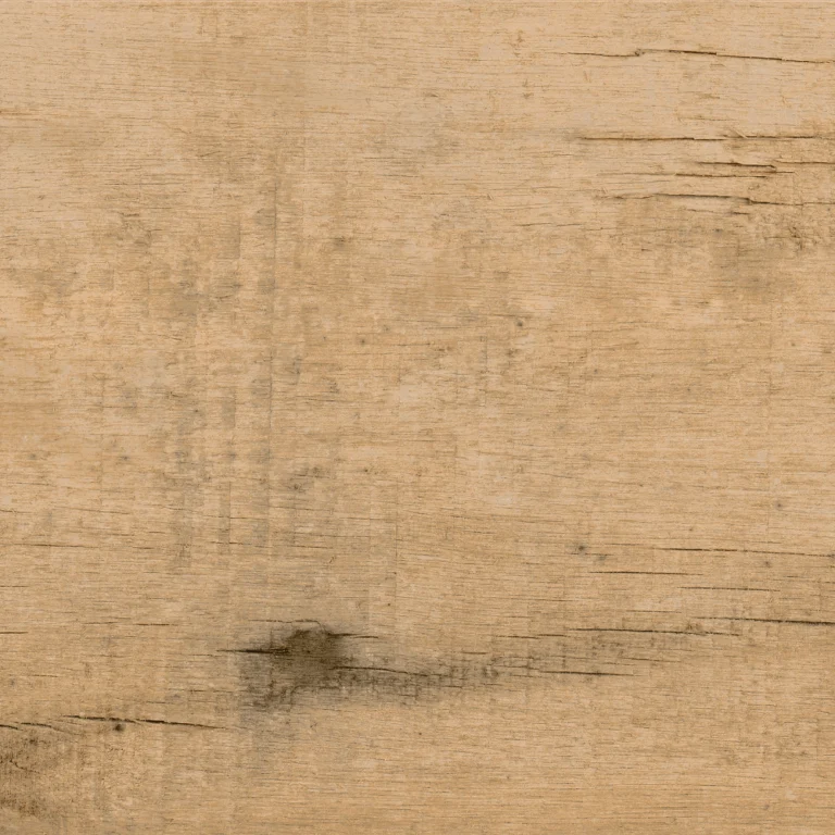 Aquí tienes una versión más corta y directa: > Baldosa cerámica esmaltada con diseño rústico que imita madera en tonos beige cálido, con vetas y nudos realistas.